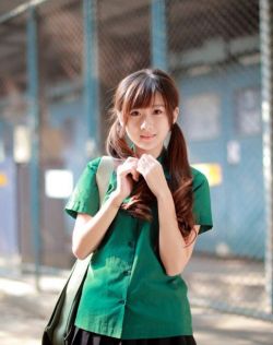女主播卸开衣服揉自己的胸